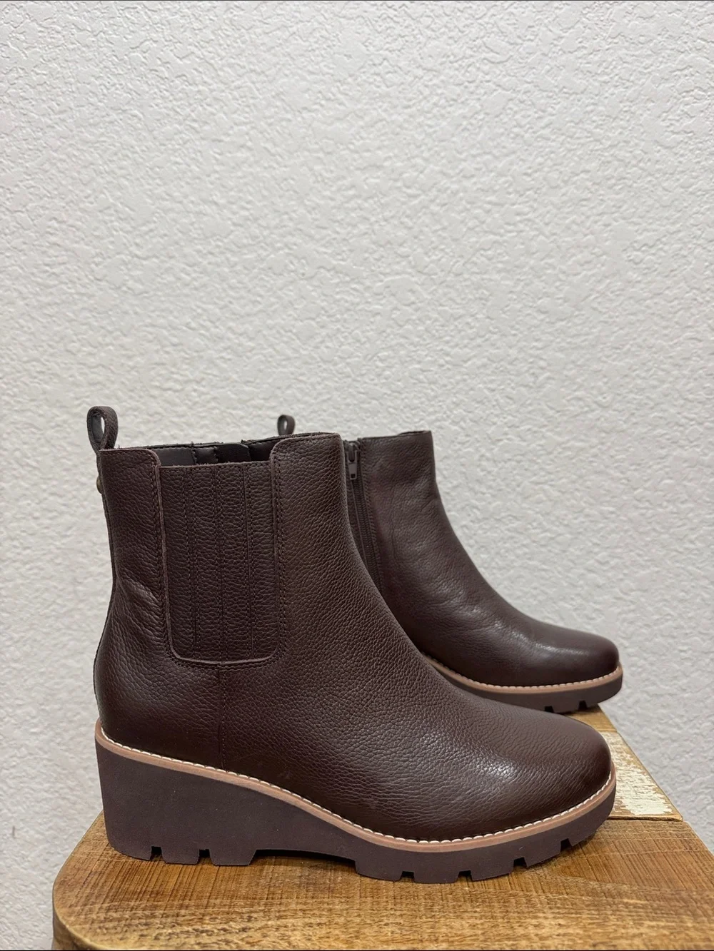 Vionic Aria 2.0 Brown Leather Chelsea Wedge Lug Sole  Ankle Boots Size 8 NEW
